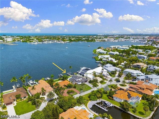 1535 Dolphin LN, Naples, FL 34102