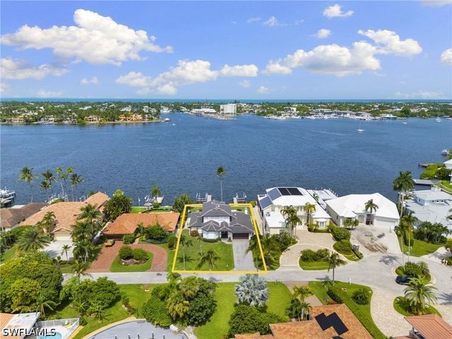 1535 Dolphin LN, Naples, FL 34102