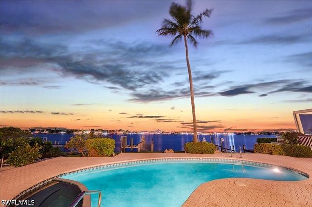 1535 Dolphin LN, Naples, FL 34102