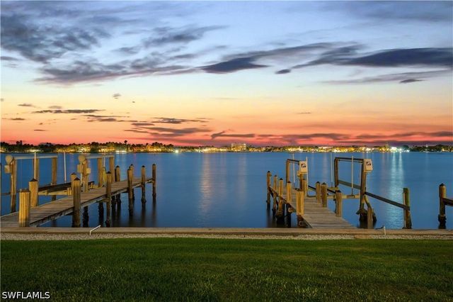 1535 Dolphin LN, Naples, FL 34102