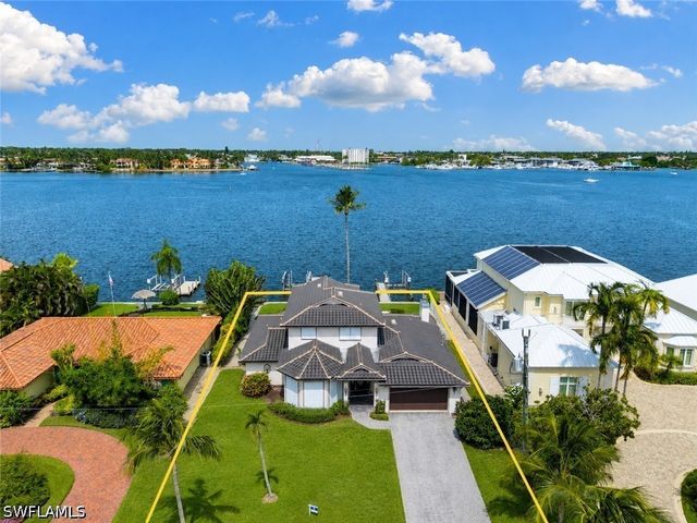 1535 Dolphin LN, Naples, FL 34102