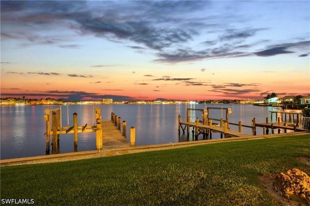 1535 Dolphin LN, Naples, FL 34102