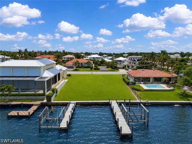 1535 Dolphin LN, Naples, FL 34102