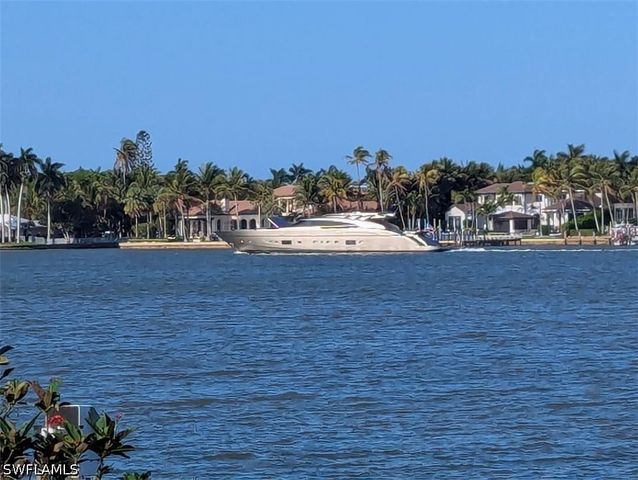1535 Dolphin LN, Naples, FL 34102