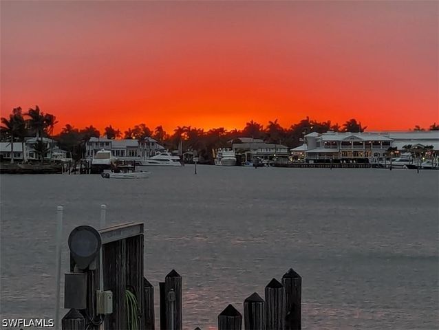 1535 Dolphin LN, Naples, FL 34102