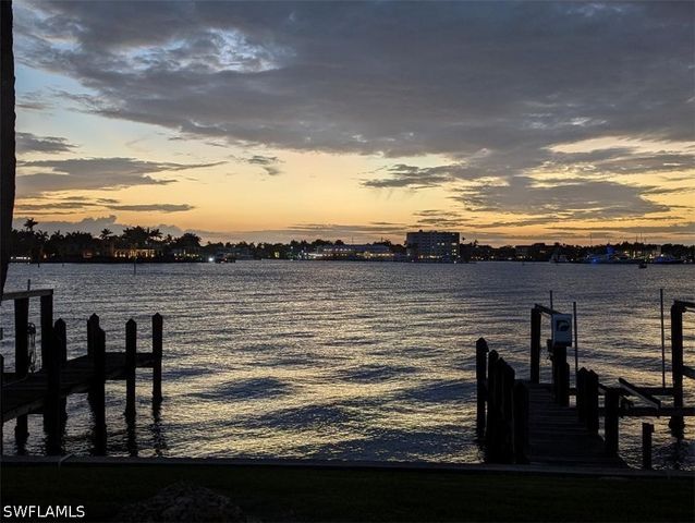 1535 Dolphin LN, Naples, FL 34102