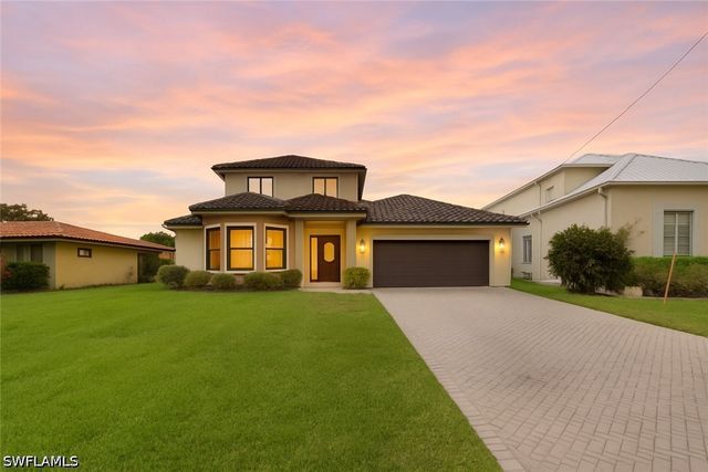 1535 Dolphin LN, Naples, FL 34102
