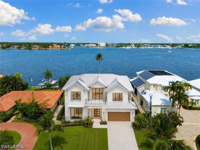 1535 Dolphin LN, Naples, FL 34102