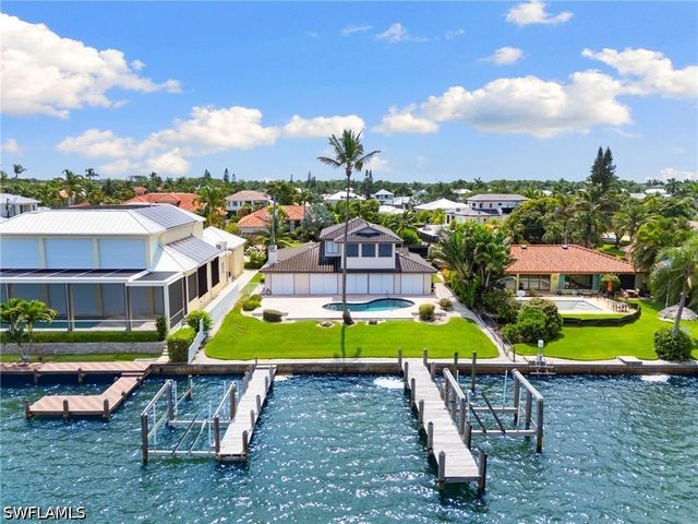 1535 Dolphin LN, Naples, FL 34102
