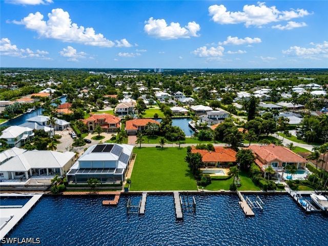 1535 Dolphin LN, Naples, FL 34102
