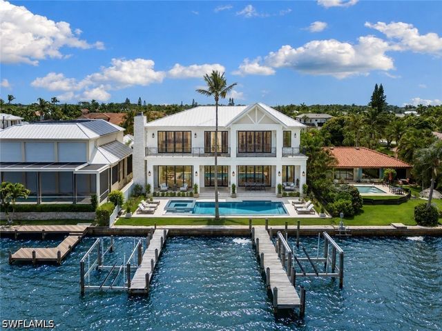 1535 Dolphin LN, Naples, FL 34102