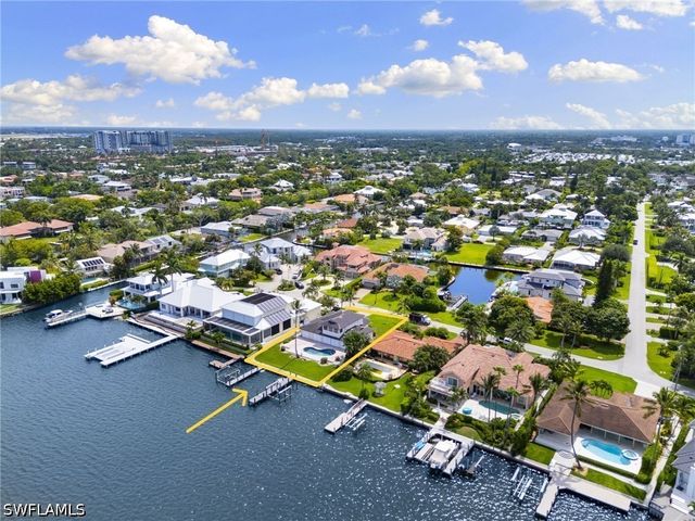 1535 Dolphin LN, Naples, FL 34102
