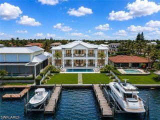 1535 Dolphin LN, Naples, FL 34102