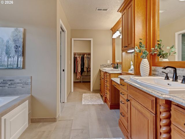 11074 Se WESTCHESTER Ave, Happy Valley, OR 97086