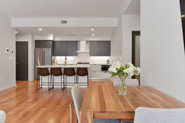 531-533 E 2nd St 201, Boston, MA 02127