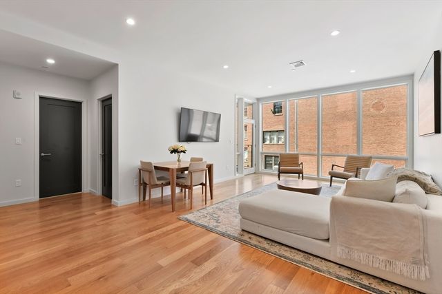 531-533 E 2nd St 201, Boston, MA 02127