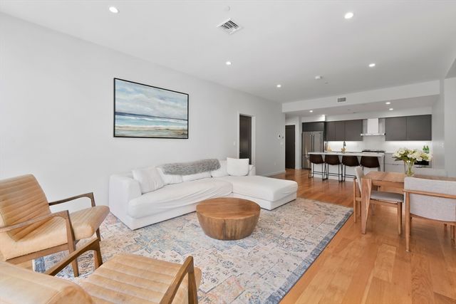 531-533 E 2nd St 201, Boston, MA 02127