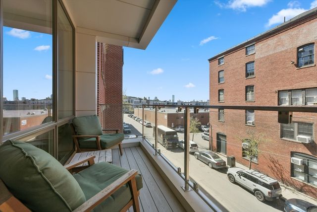 531-533 E 2nd St 201, Boston, MA 02127
