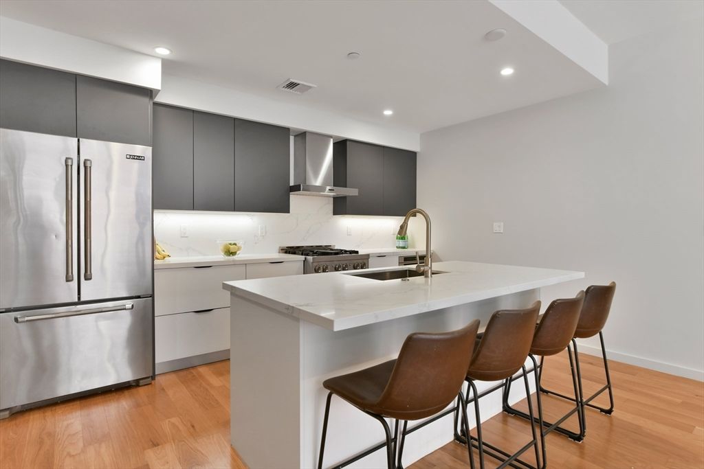 531-533 E 2nd St 201, Boston, MA 02127