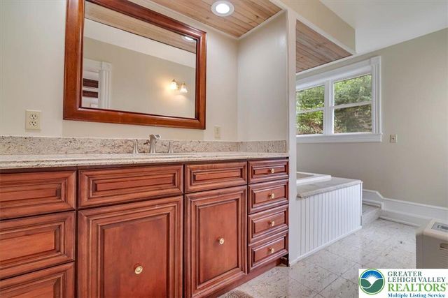 3585 Fairyland Road, Franklin Twp, PA 18235