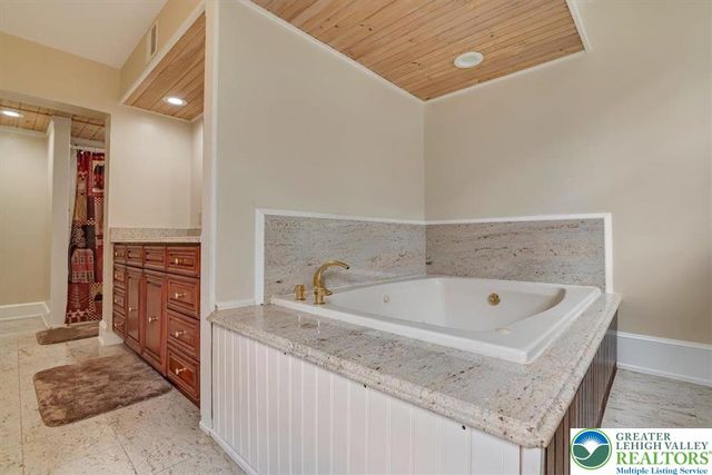 3585 Fairyland Road, Franklin Twp, PA 18235