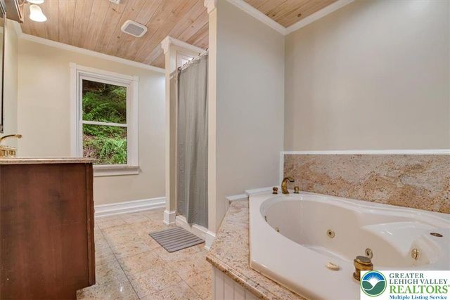 3585 Fairyland Road, Franklin Twp, PA 18235