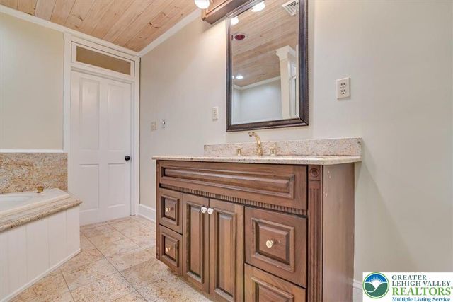 3585 Fairyland Road, Franklin Twp, PA 18235