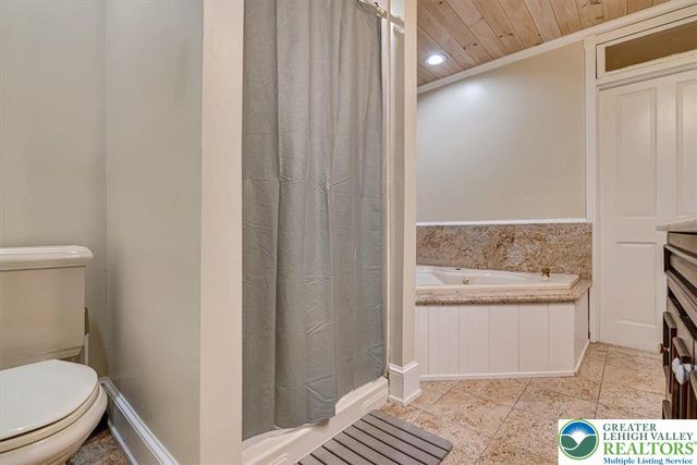 3585 Fairyland Road, Franklin Twp, PA 18235