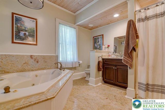 3585 Fairyland Road, Franklin Twp, PA 18235