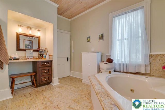 3585 Fairyland Road, Franklin Twp, PA 18235