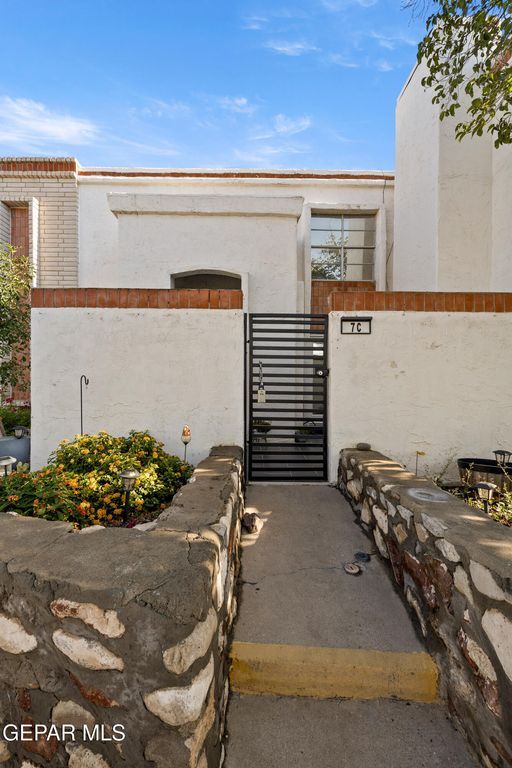 6201 ESCONDIDO Drive 7-C, El Paso, TX 79912