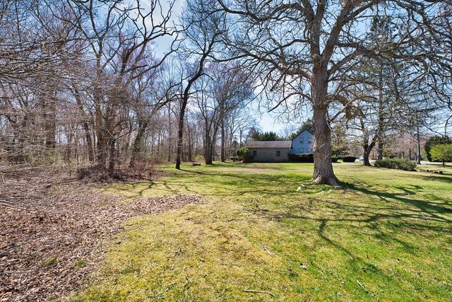 504 Russells Mills Rd, Dartmouth, MA 02748
