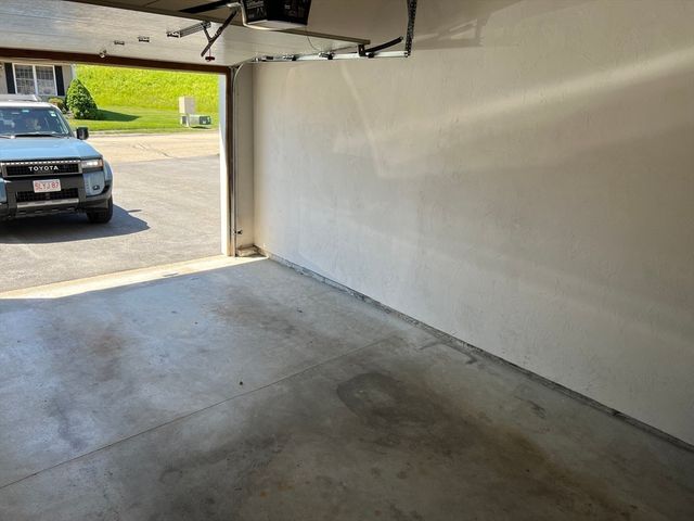 9 Daniel Dr, Oxford, MA 01537