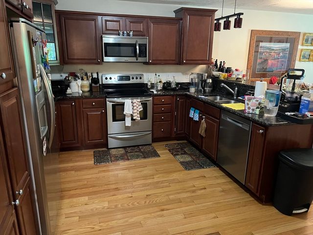 9 Daniel Dr, Oxford, MA 01537