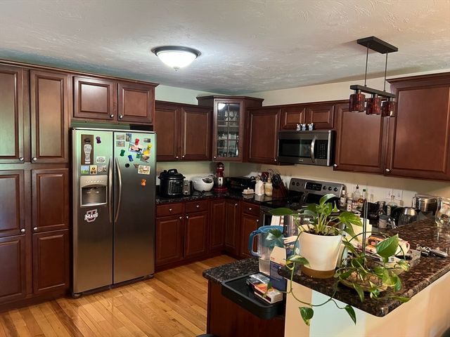9 Daniel Dr, Oxford, MA 01537