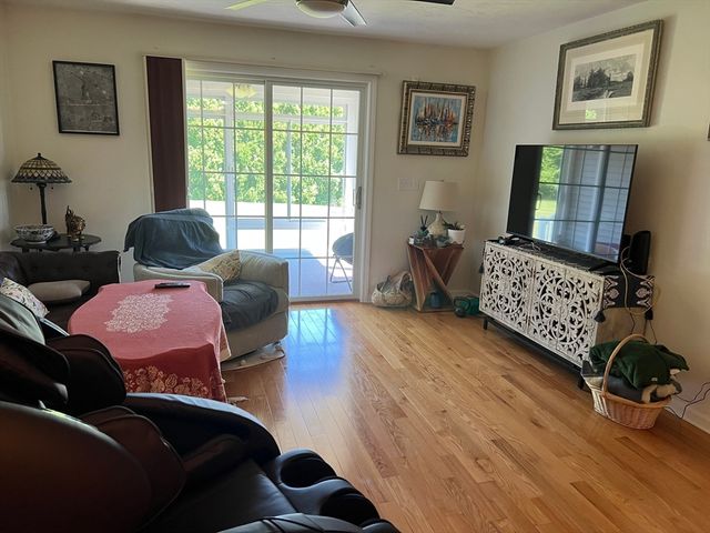 9 Daniel Dr, Oxford, MA 01537