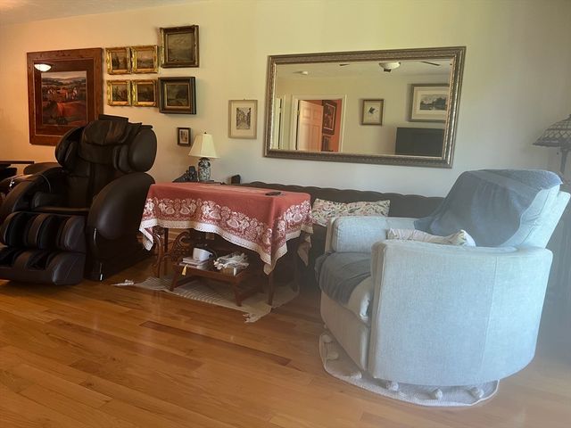 9 Daniel Dr, Oxford, MA 01537
