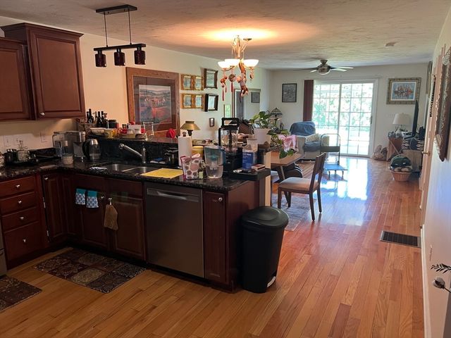 9 Daniel Dr, Oxford, MA 01537