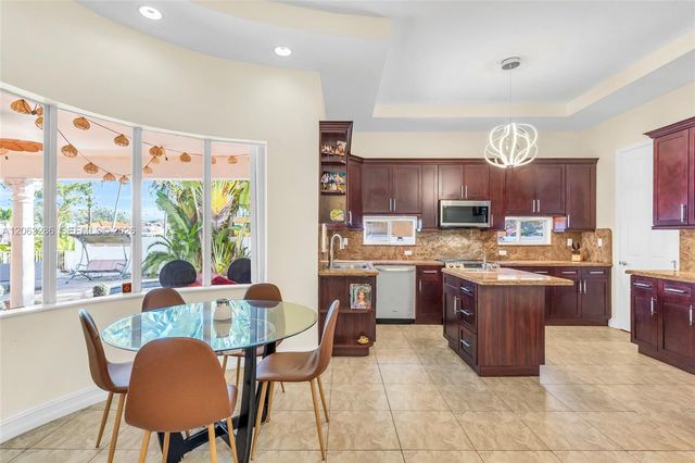 8135 NW 164th Ter 8135, Miami Lakes, FL 33016