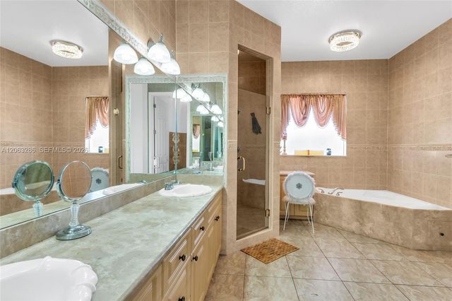 8135 NW 164th Ter 8135, Miami Lakes, FL 33016