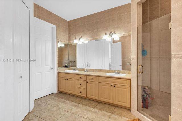 8135 NW 164th Ter 8135, Miami Lakes, FL 33016