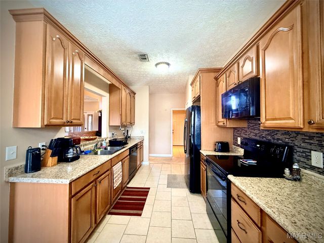 225 Twin Oaks Lane, Wetumpka, AL 36093