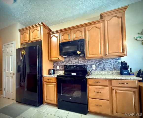 225 Twin Oaks Lane, Wetumpka, AL 36093