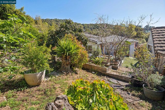 4037 Rusting Ave, Oakland, CA 94605