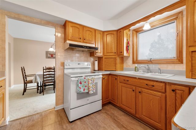 4902 Hubbard Drive, Troy, MI 48085