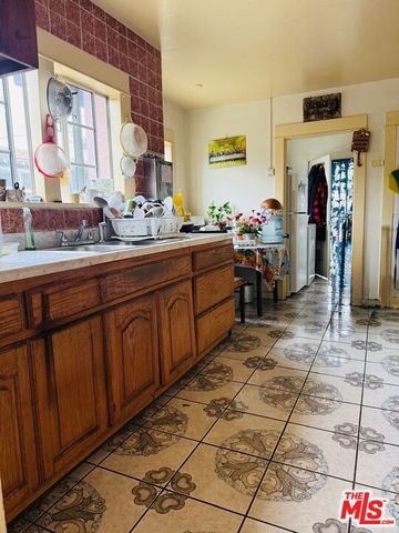 1450 W 67th Street, Los Angeles, CA 90047