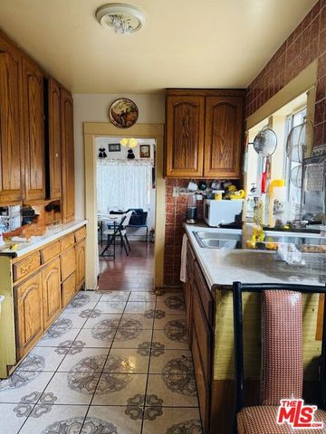 1450 W 67th Street, Los Angeles, CA 90047