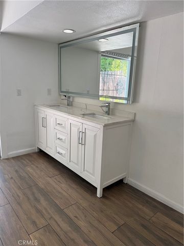 22814 Collins, Woodland Hills, CA 91367