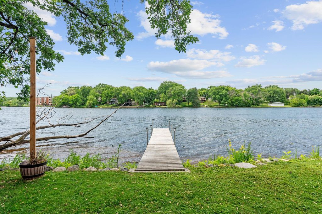 428 Glenbrook Avenue N, Oakdale, MN 55128