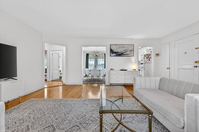 21 Hammond Pond Prkw 2, Newton, MA 02467